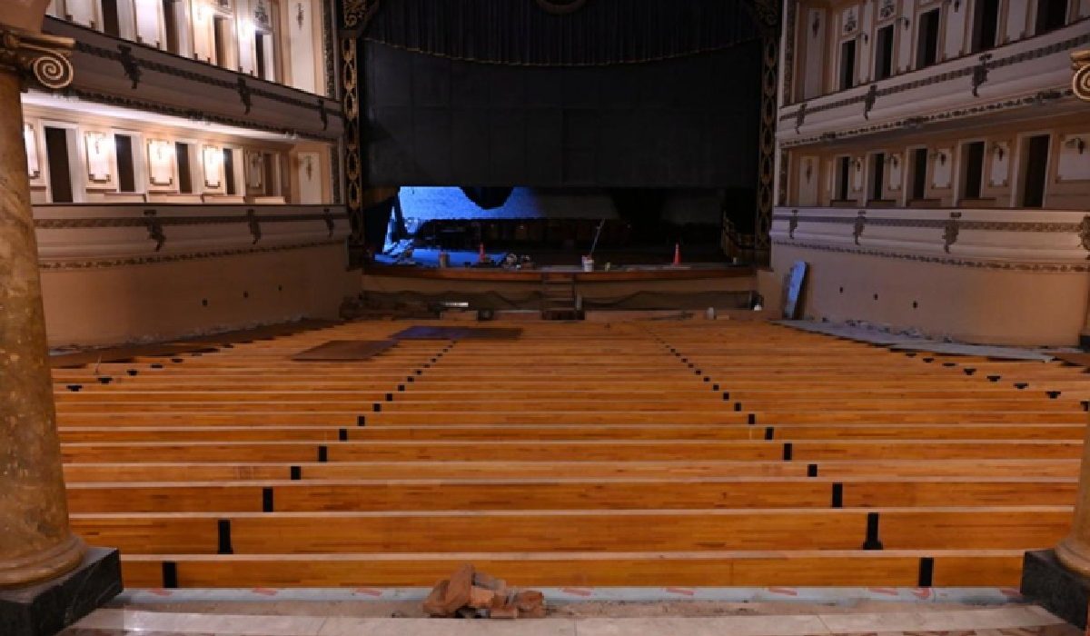 Con la colocación de las vigas de madera, avanza la reconstrucción del piso del Teatro Gualeguaychú