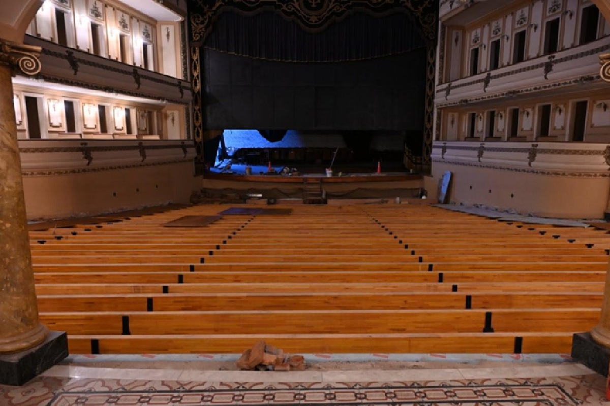 Con la colocación de las vigas de madera, avanza la reconstrucción del piso del Teatro Gualeguaychú
